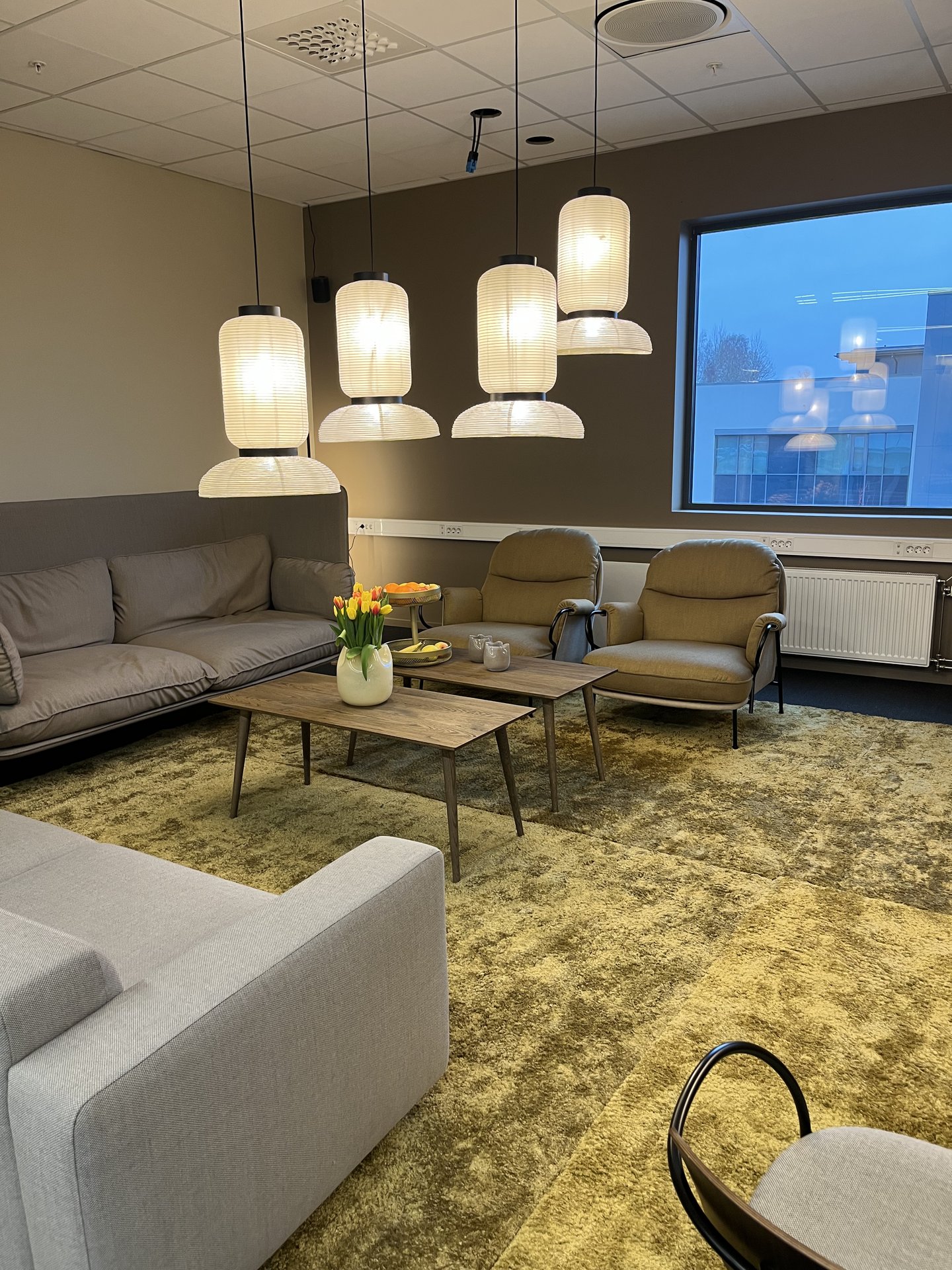 Lounge med sofaer og sittegrupper hos Dikeverket